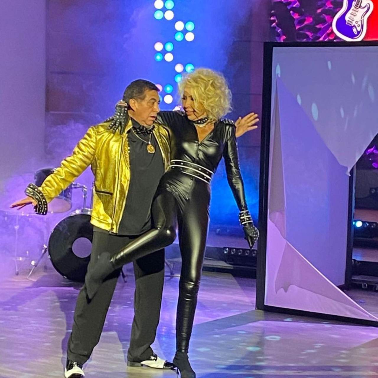 Carlos Bonavides y Laura Bozzo bailando latex