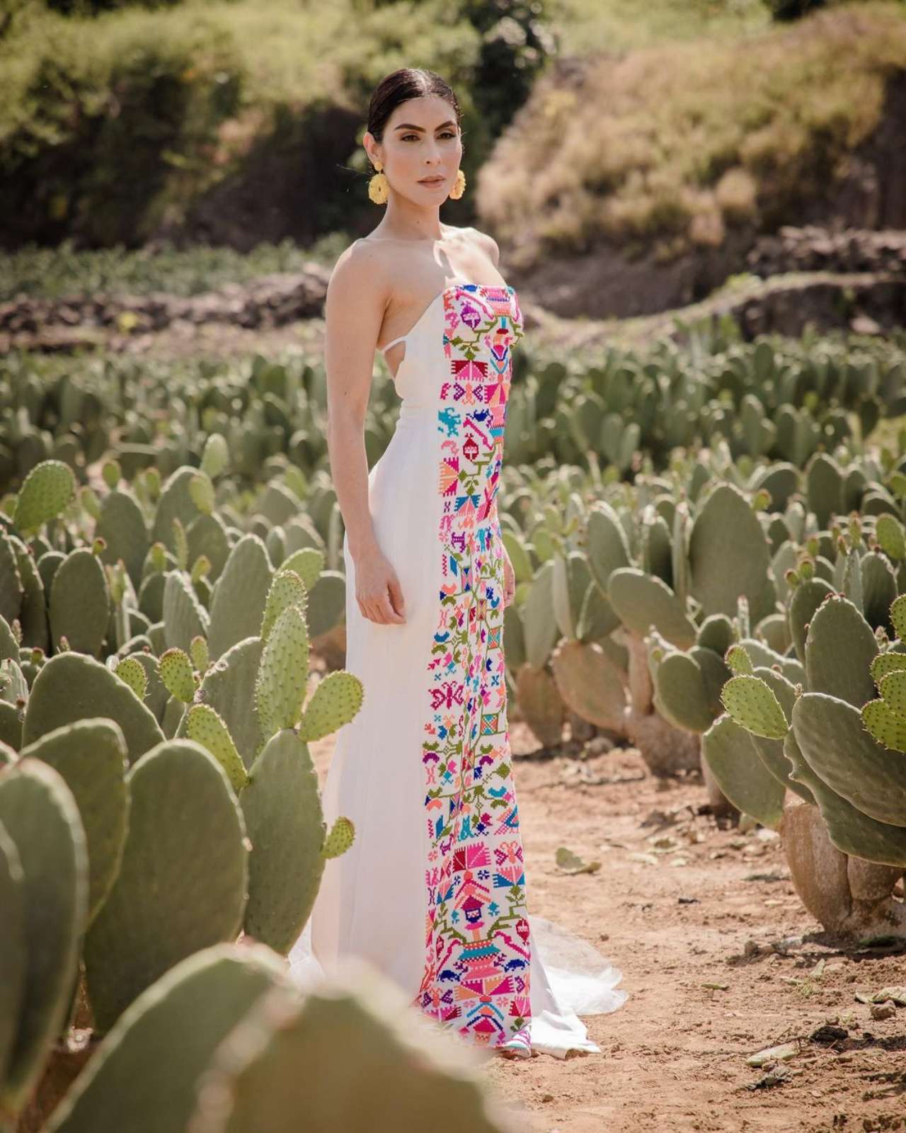 Con vestido de novia bordado