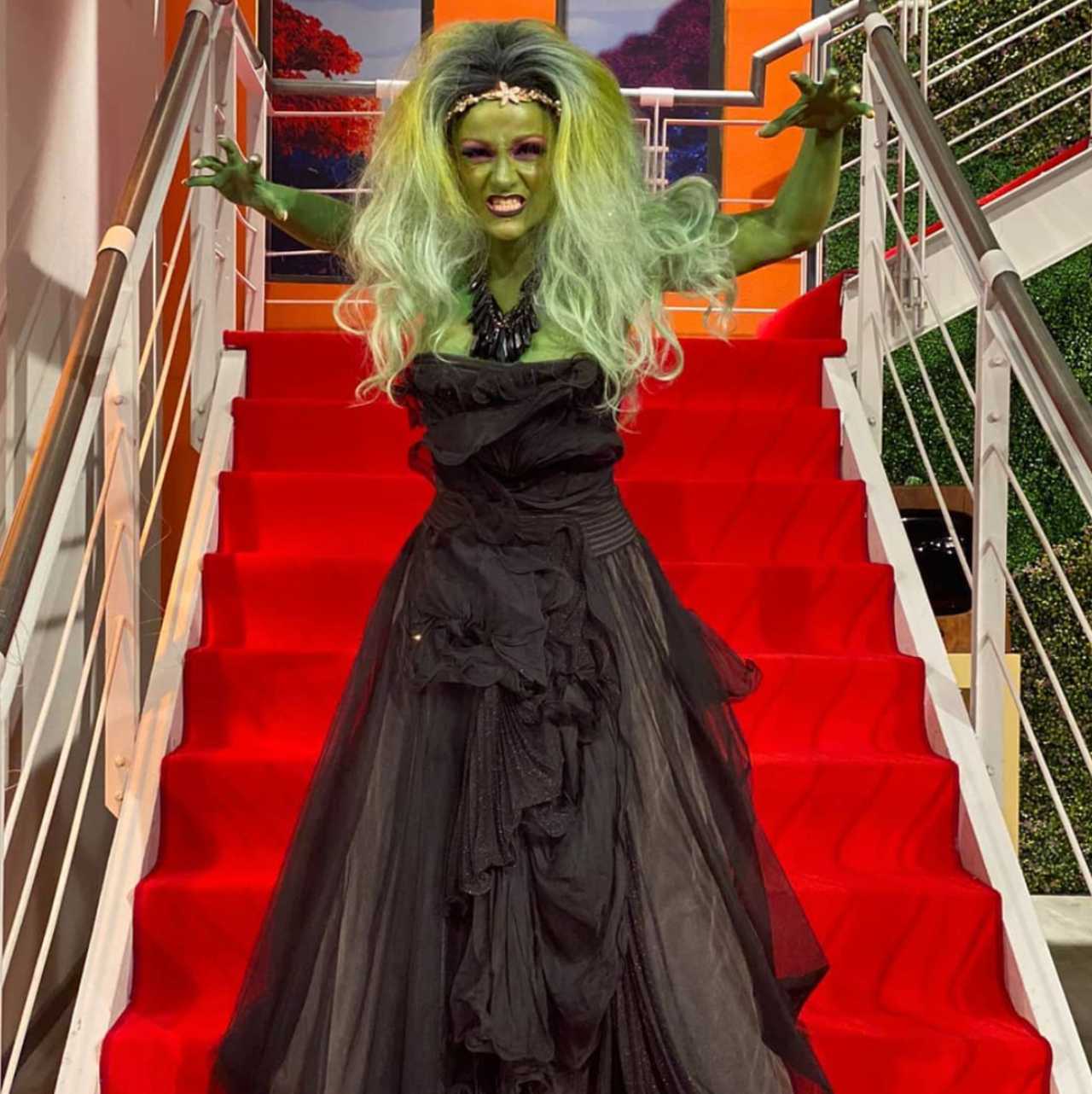 Lolita disfrazada de bruja en Hoy