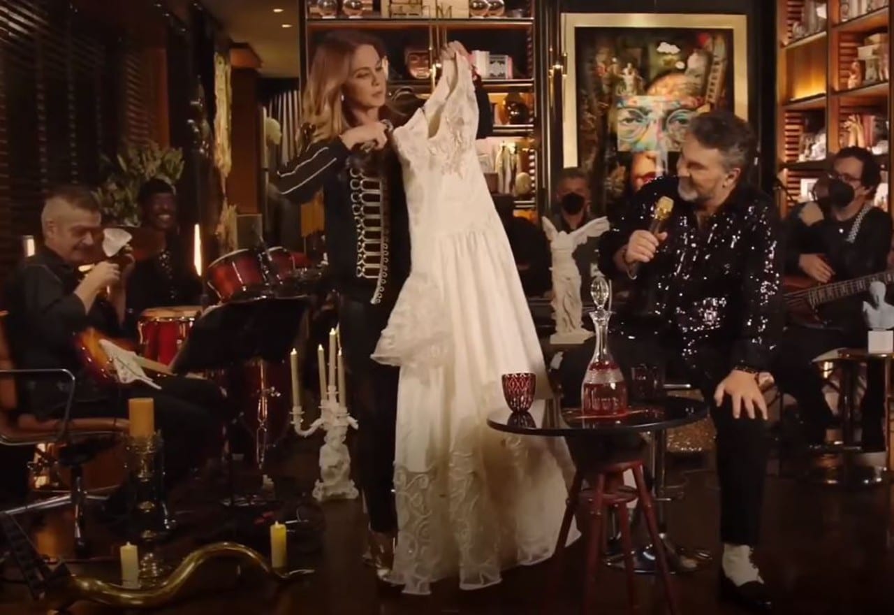 Lucero muestra a Mijares su vestido de novia