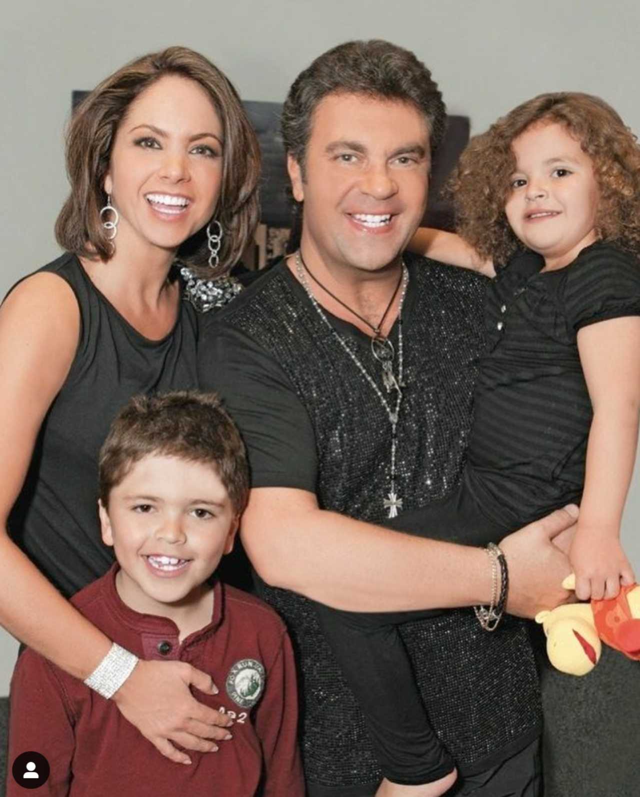 Lucero con su familia