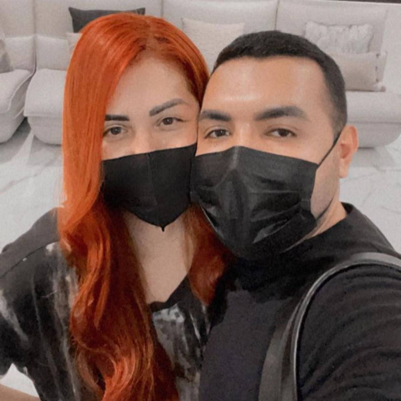 cambio de look mamá Christian Nodal pelirroja