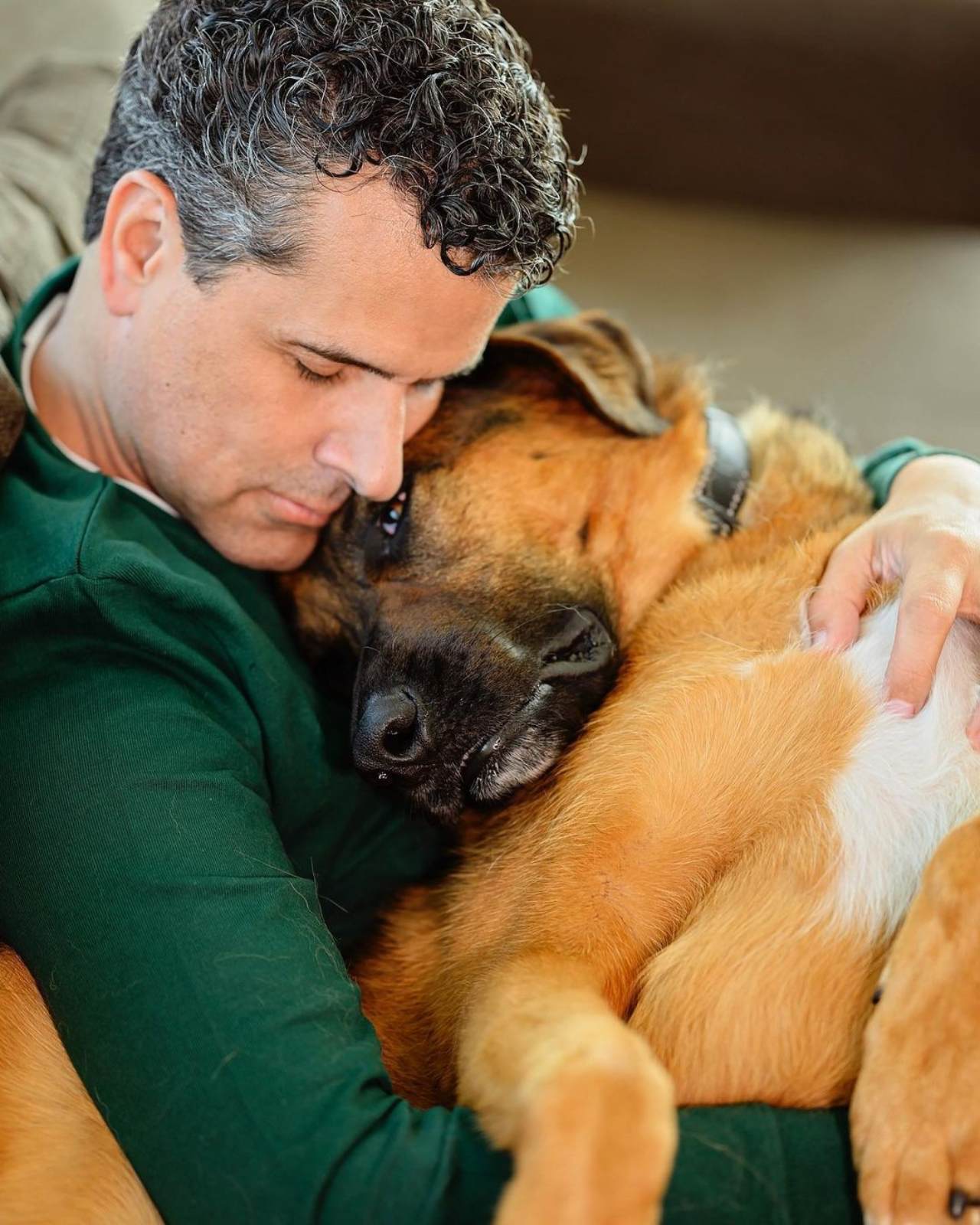 Marco Antonio Regil y su perro bernie
