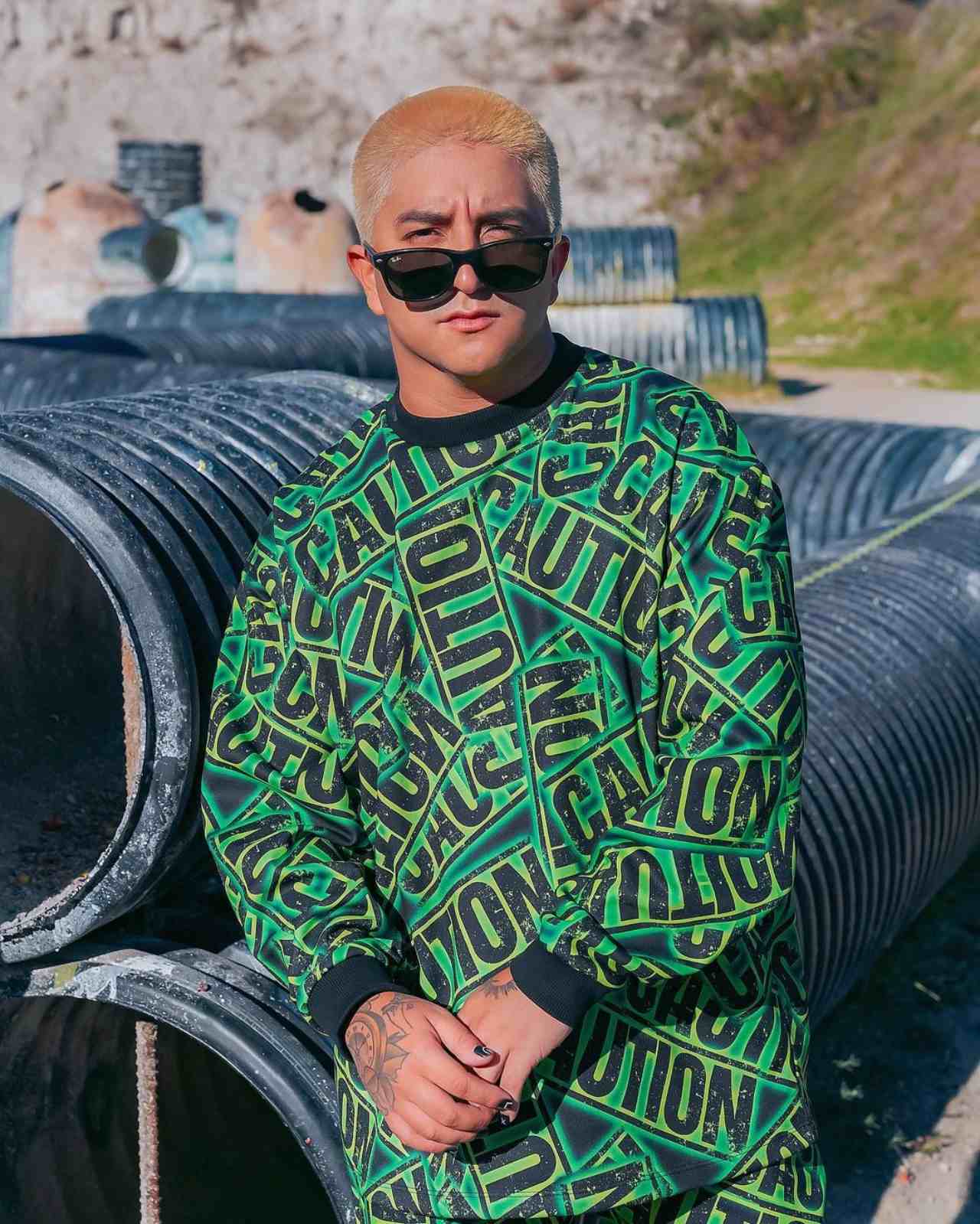 Mario Aguilar con look verde y lentes