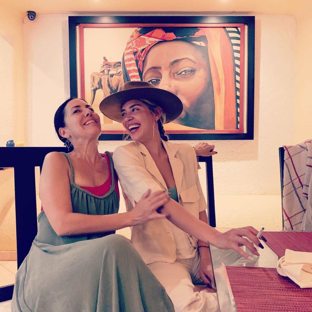 Stephanie Salas y michelle salas riendo