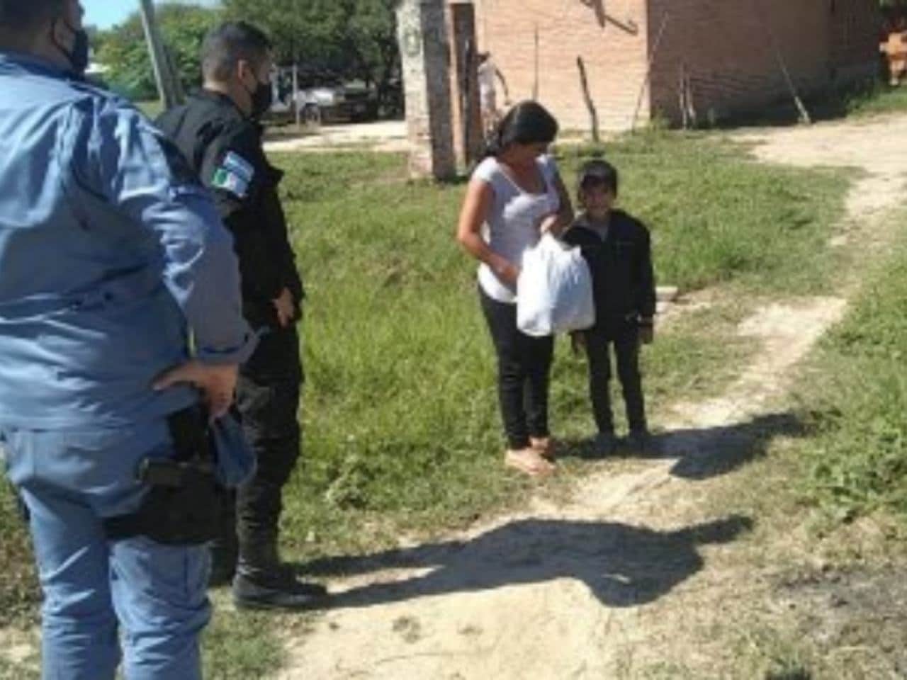 Los policías les dieron despensa