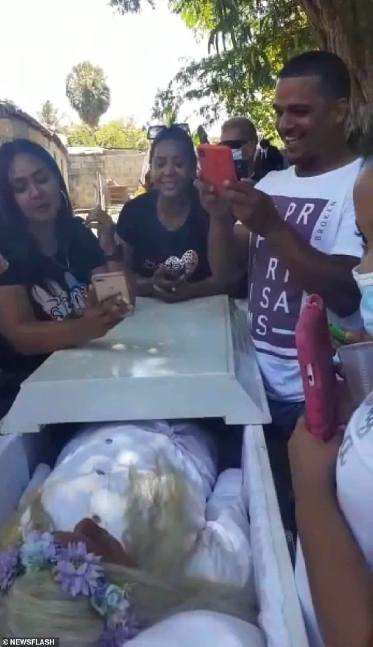 Mujer finge muerte Republica Dominicana
