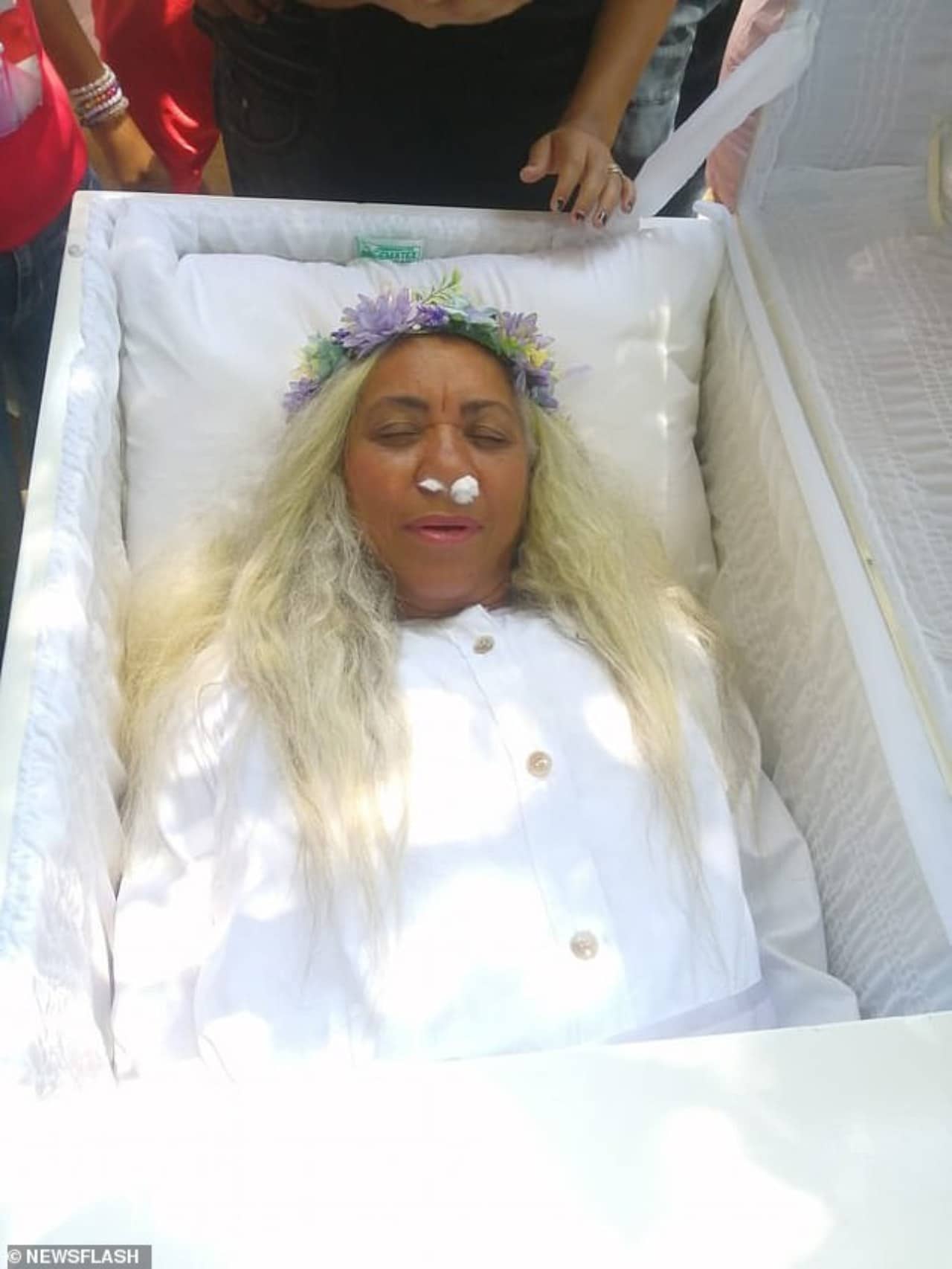 Mujer finge su muerte y funeral
