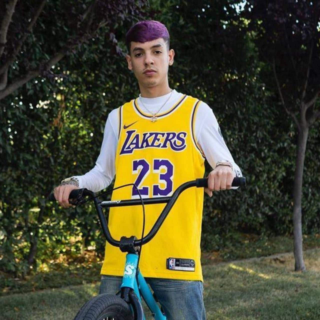 Natanael Cano se posiciona contra la escuela pide no estudiar