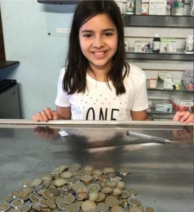 Ahorros nina dono perrita para salvarla