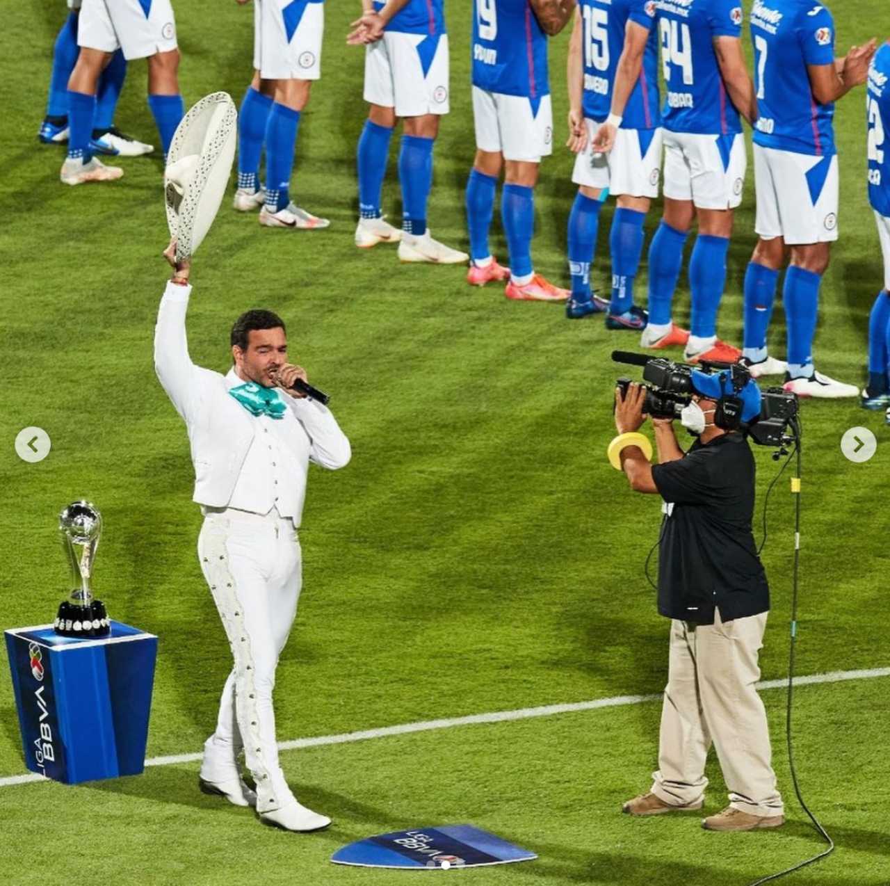 Pablo Montero se equivoca en el himno nacional