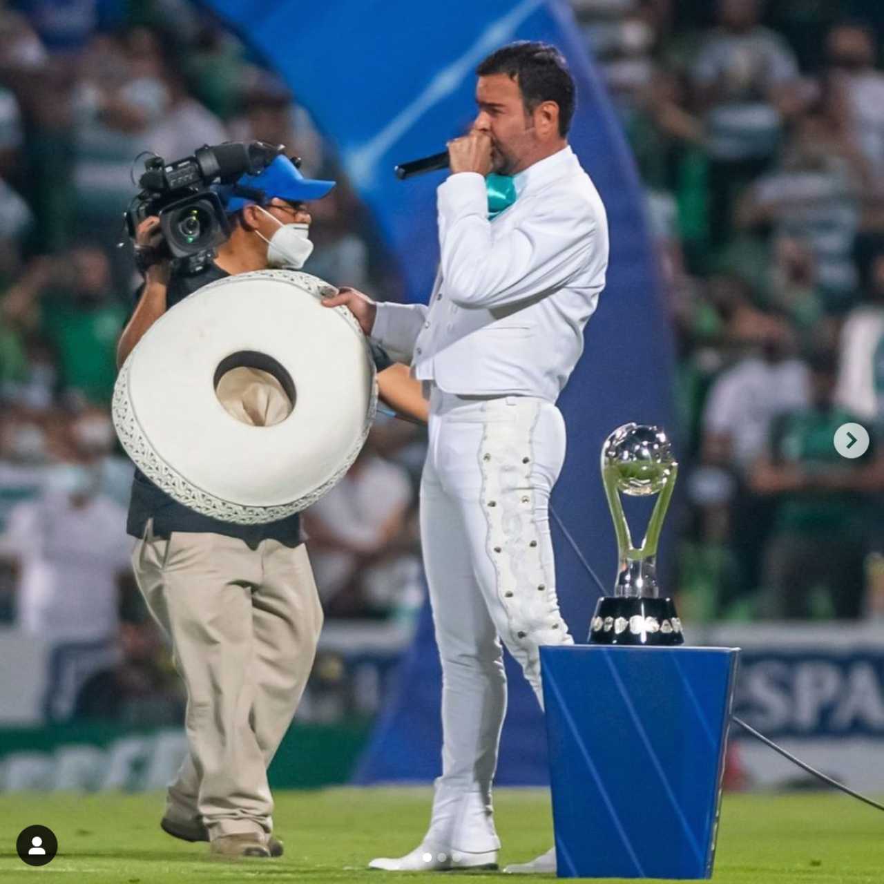 Pablo Montero se equivoca cantando el Himno Nacional