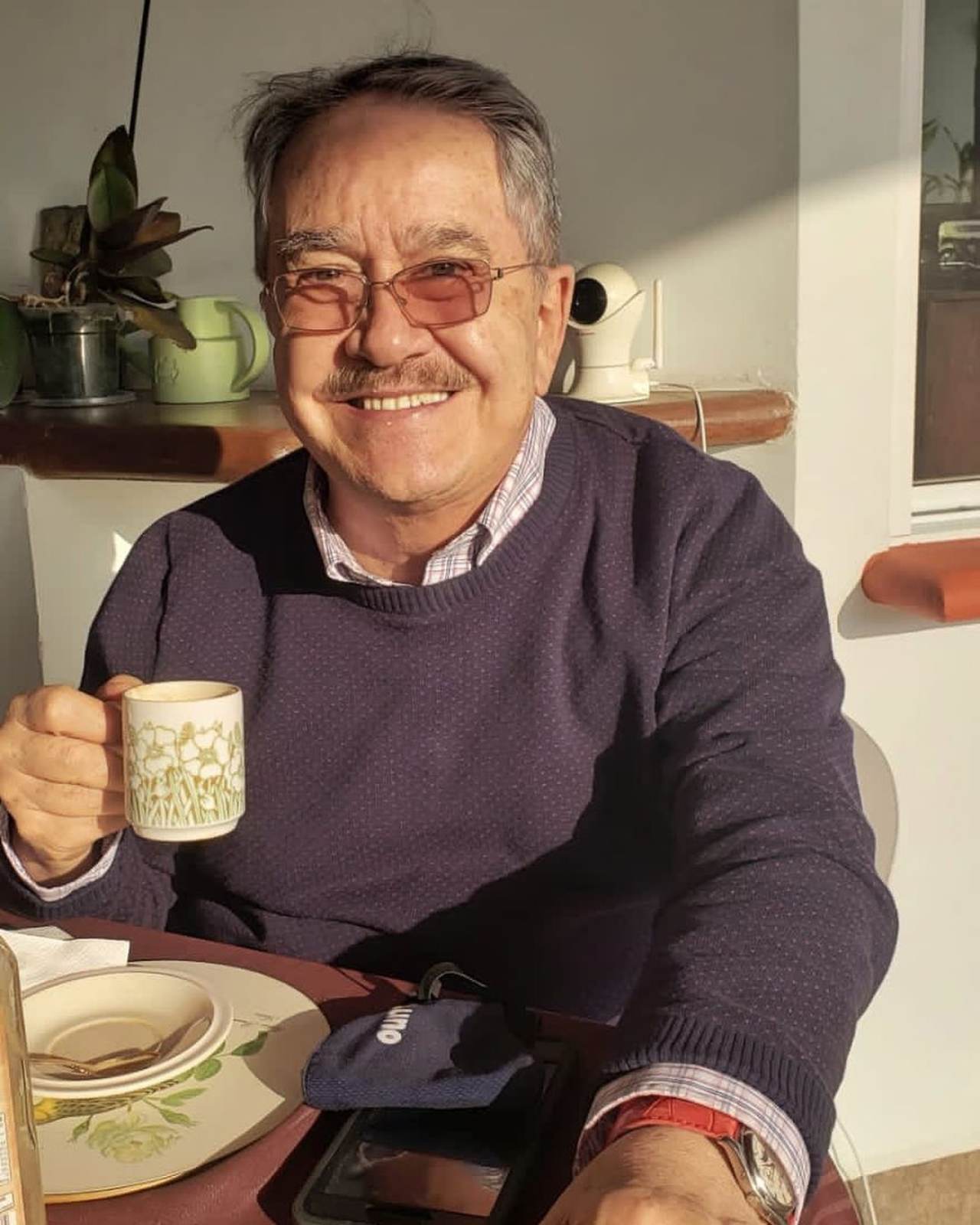 Pedrito Sola tomando cafÃ©