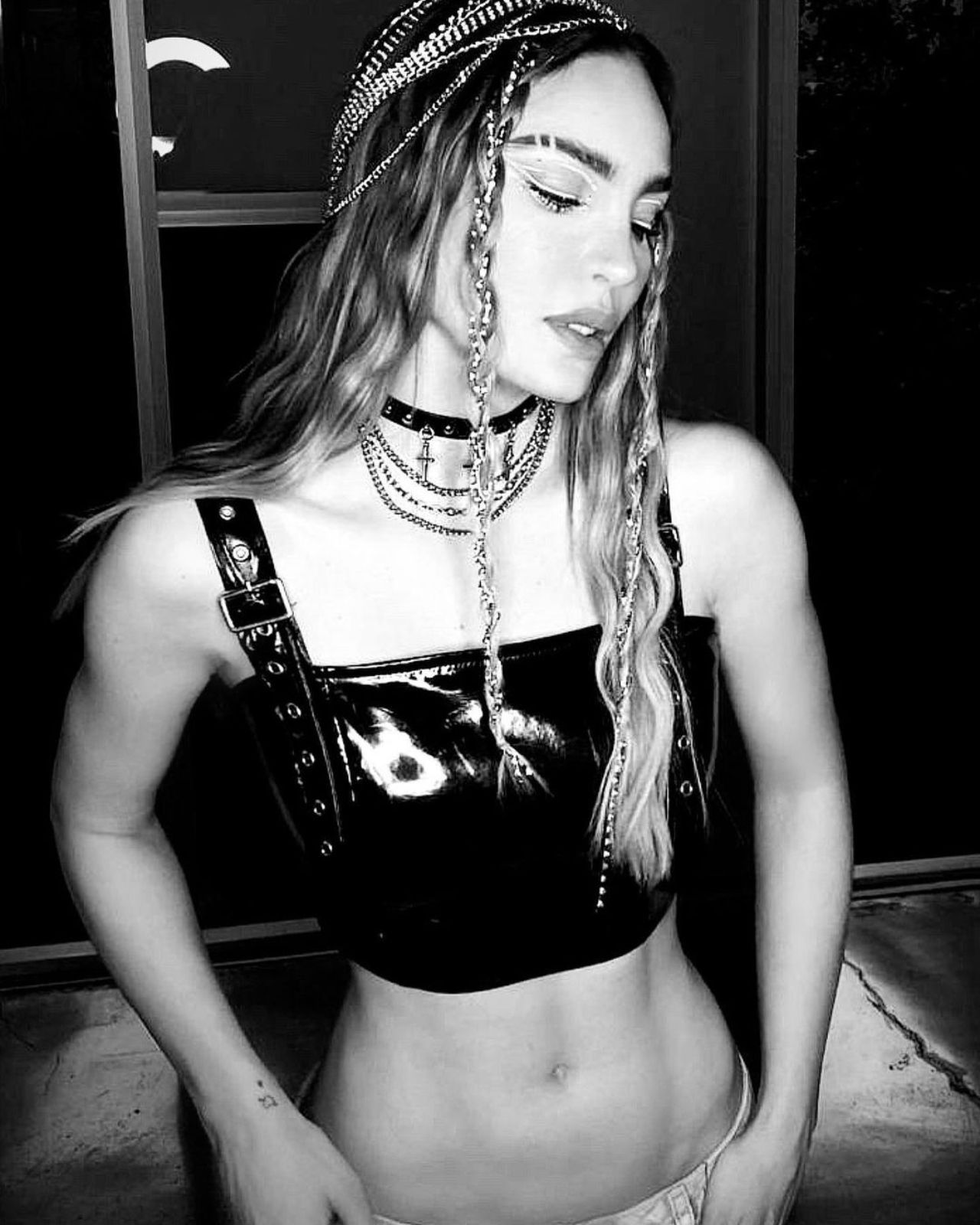 Belinda con look rockero