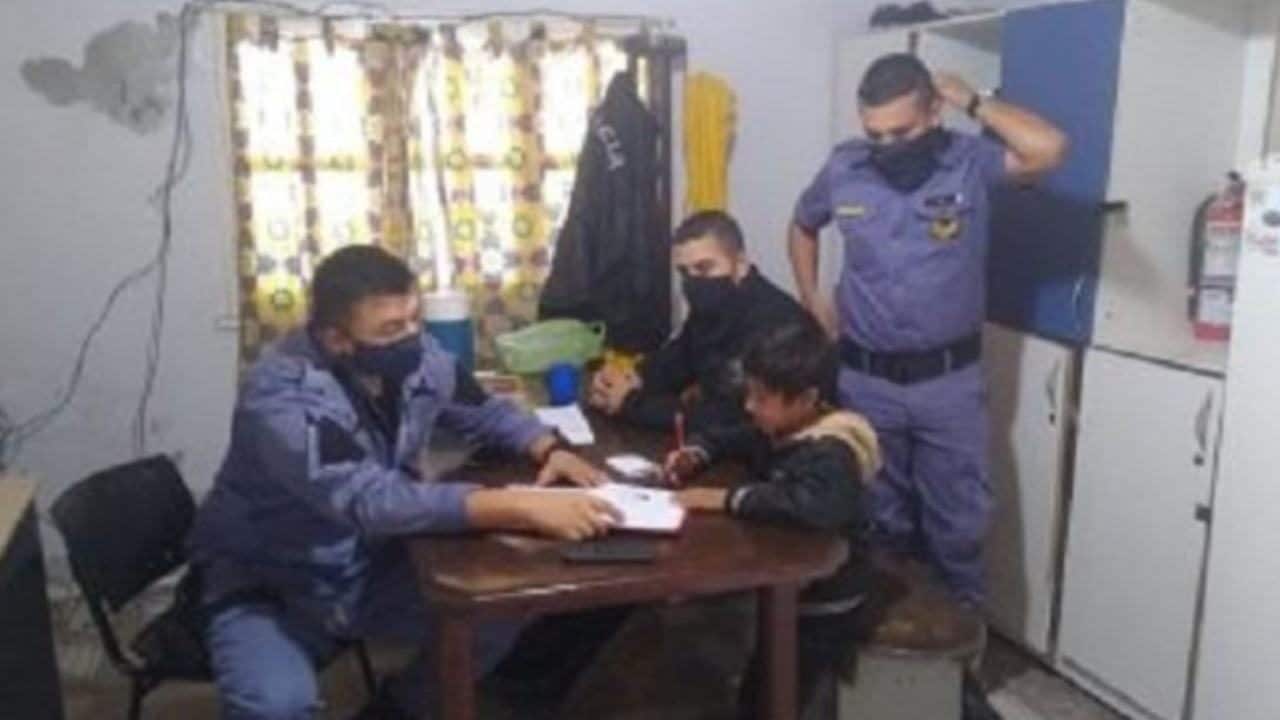 Mamá pide ayuda a policías para que su hijo haga la tarea