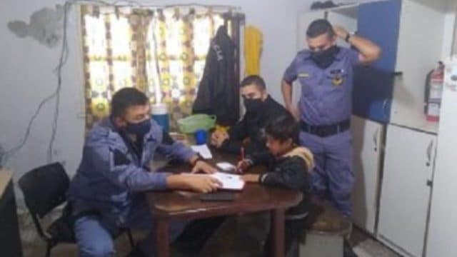 MamÃ¡ pide ayuda a policÃ­as para que su hijo haga la tarea