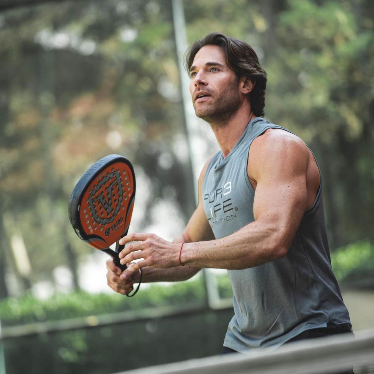 Sebastián Rulli presume piernas torneadas