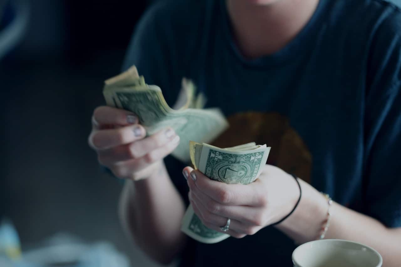 Persona contando billetes dinero