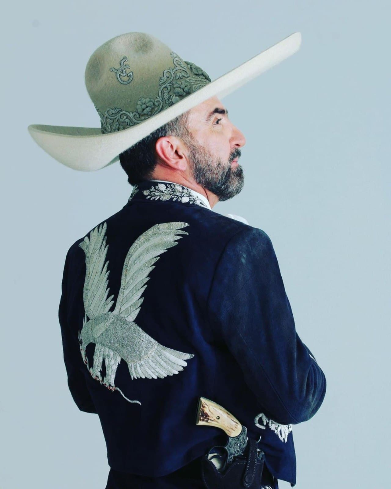 Vicente Fernandez Jr con traje de charro
