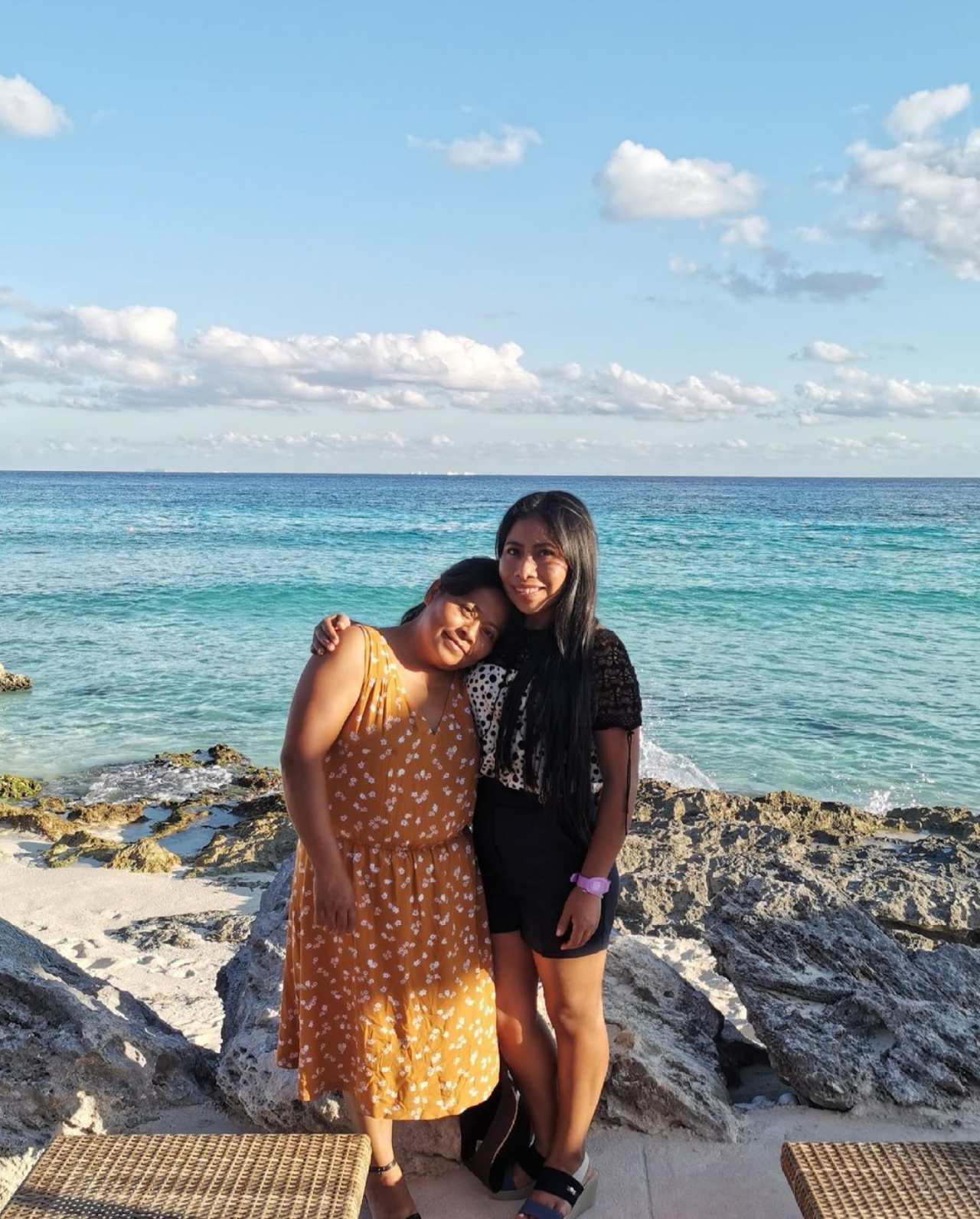 Yalitza Aparicio y su mamá en la playa