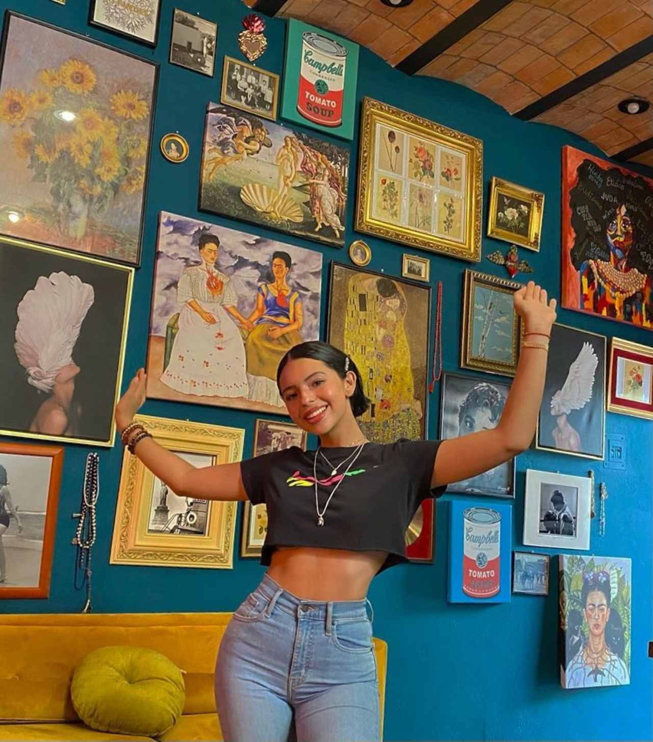 Angela Aguilar hace video su cuarto
