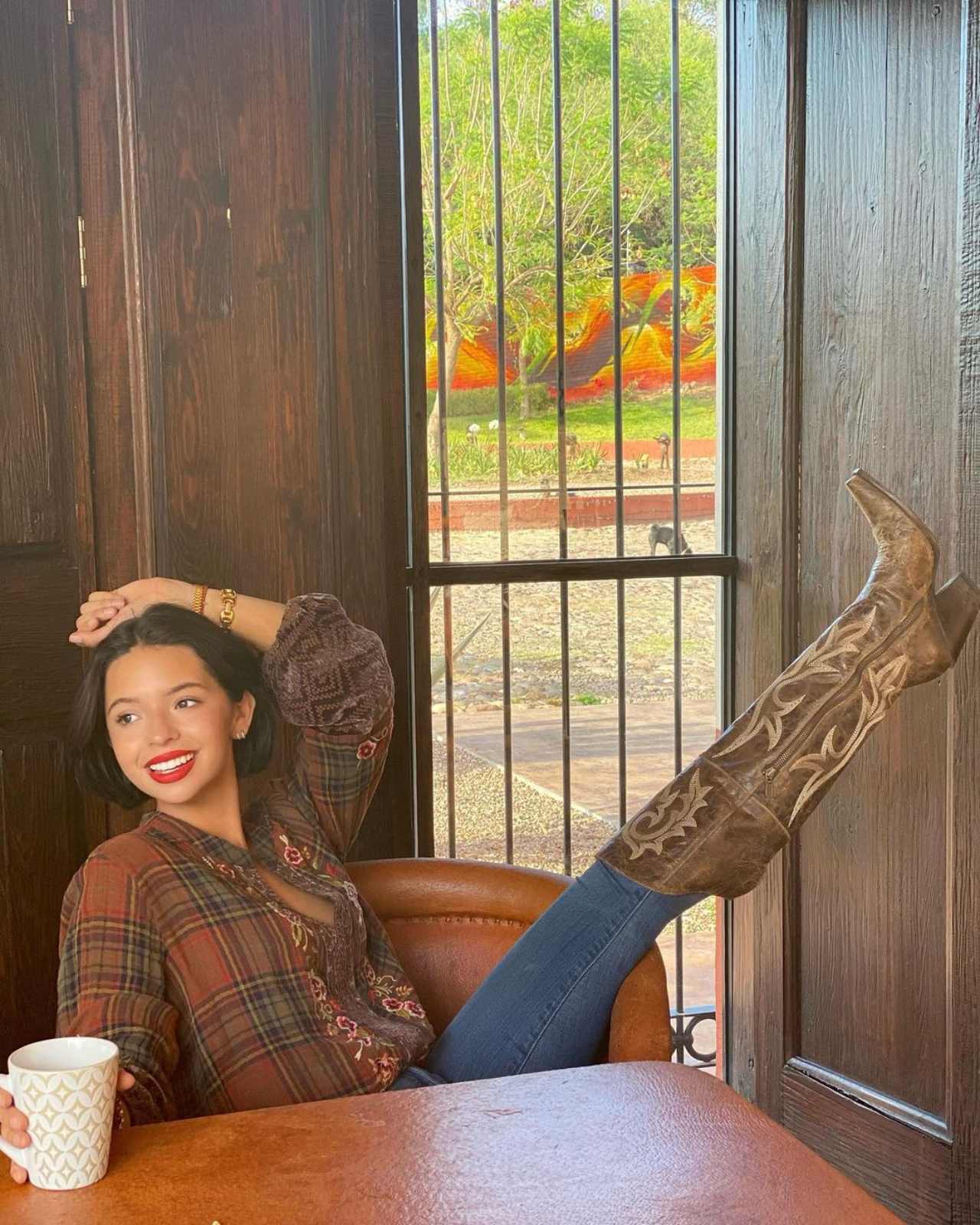 Ángela Aguilar feliz con su padre
