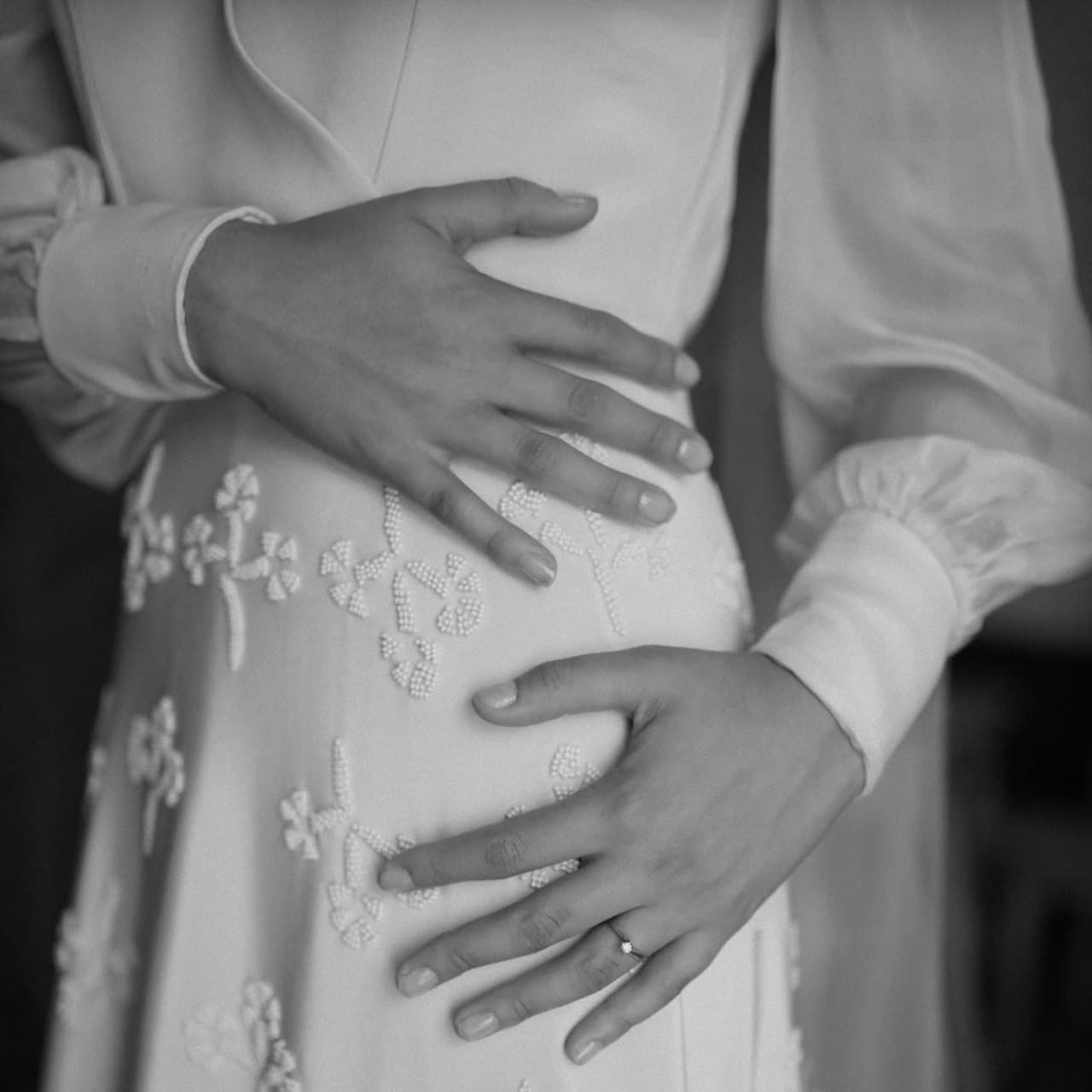 Angela Aguilar vestida novia anillo mano