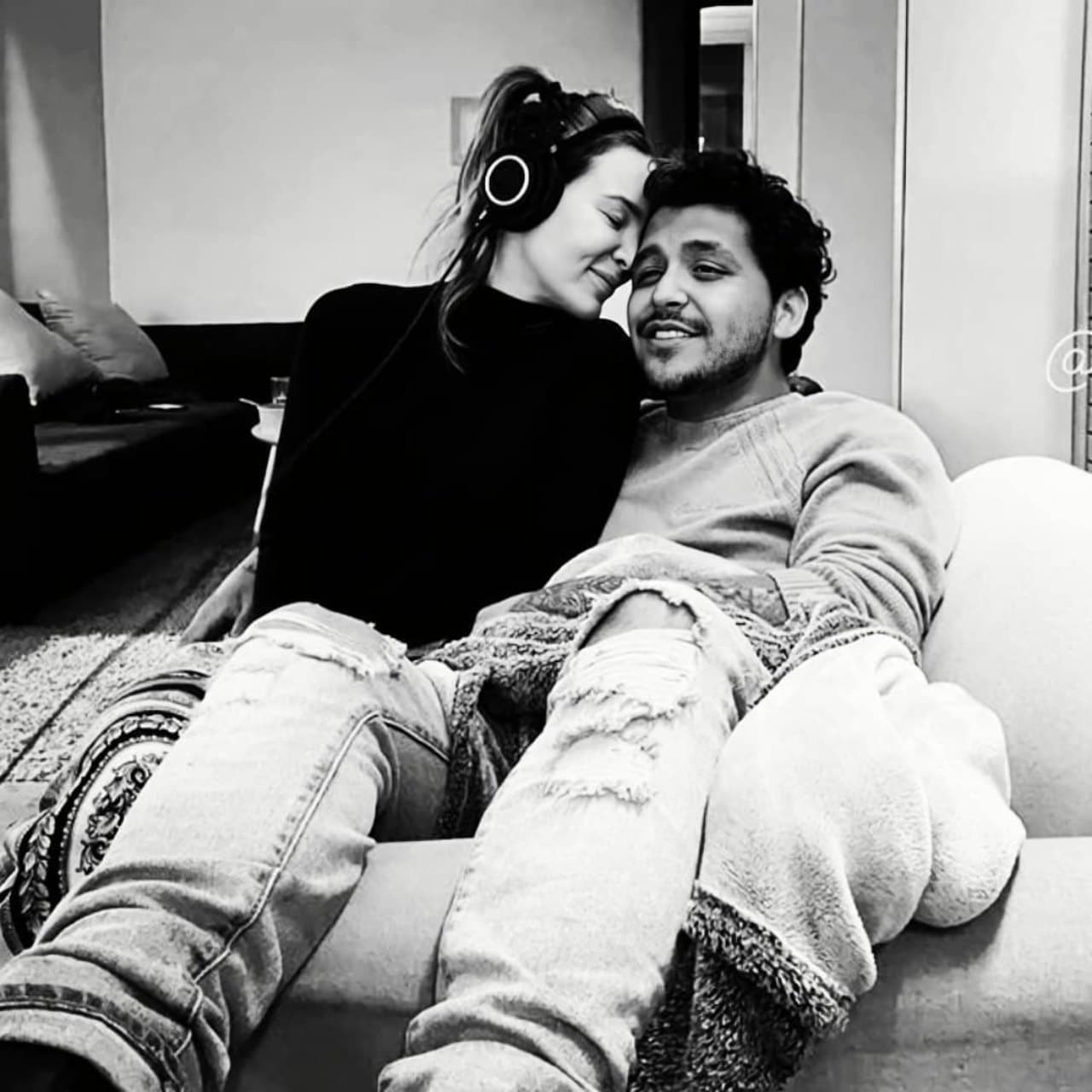 Belinda y Nodal presentan a su bebe