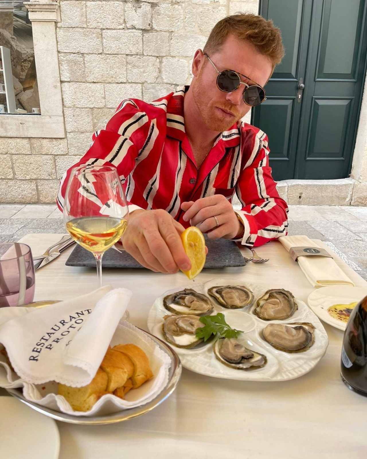 Canelo Alvarez lanza bolo en bautizo con billetes