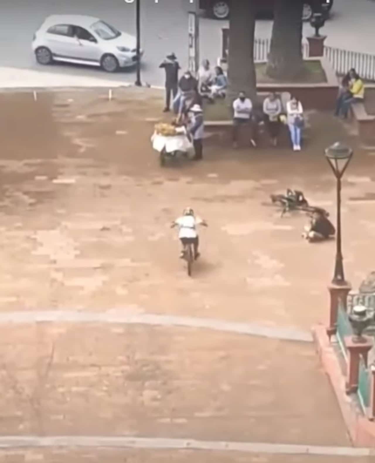Ciclista choca contra pandero tira canasta