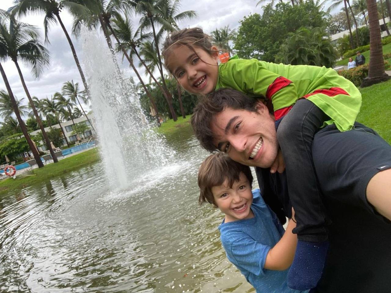 Danilo Carrera con hijo de Michelle Renaud