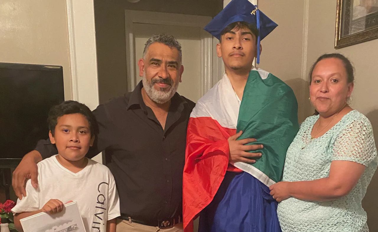 Ever Lopez y sus papas bandera