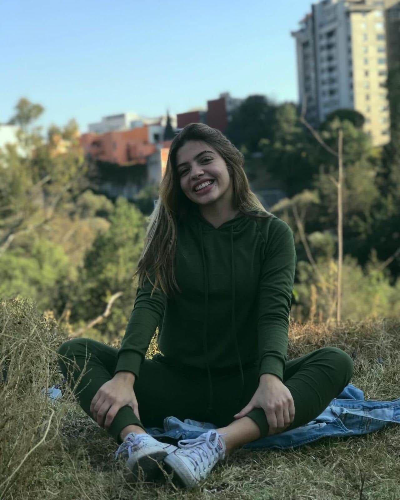 Hija Hector Parra reta a Ginny Hoffman