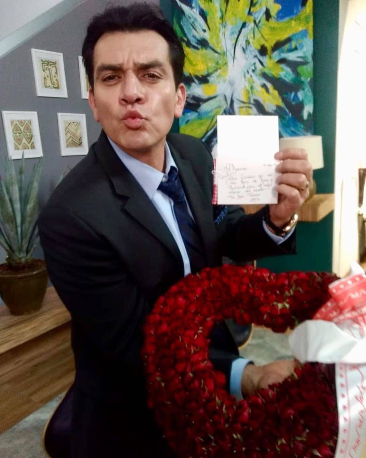 Jorge Salinas con arreglo de flores
