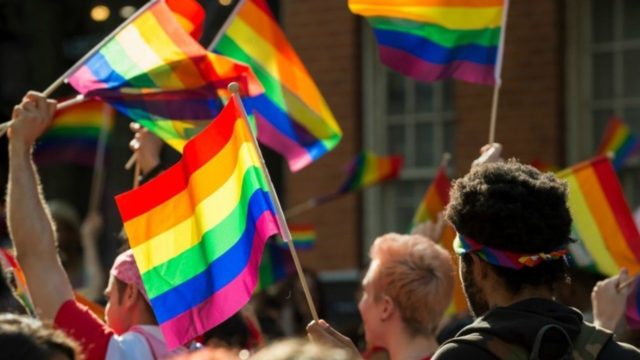 Proponen prohibir la palabra "madre" y usar "progenitor que dio a luz" por inclusiÃ³n