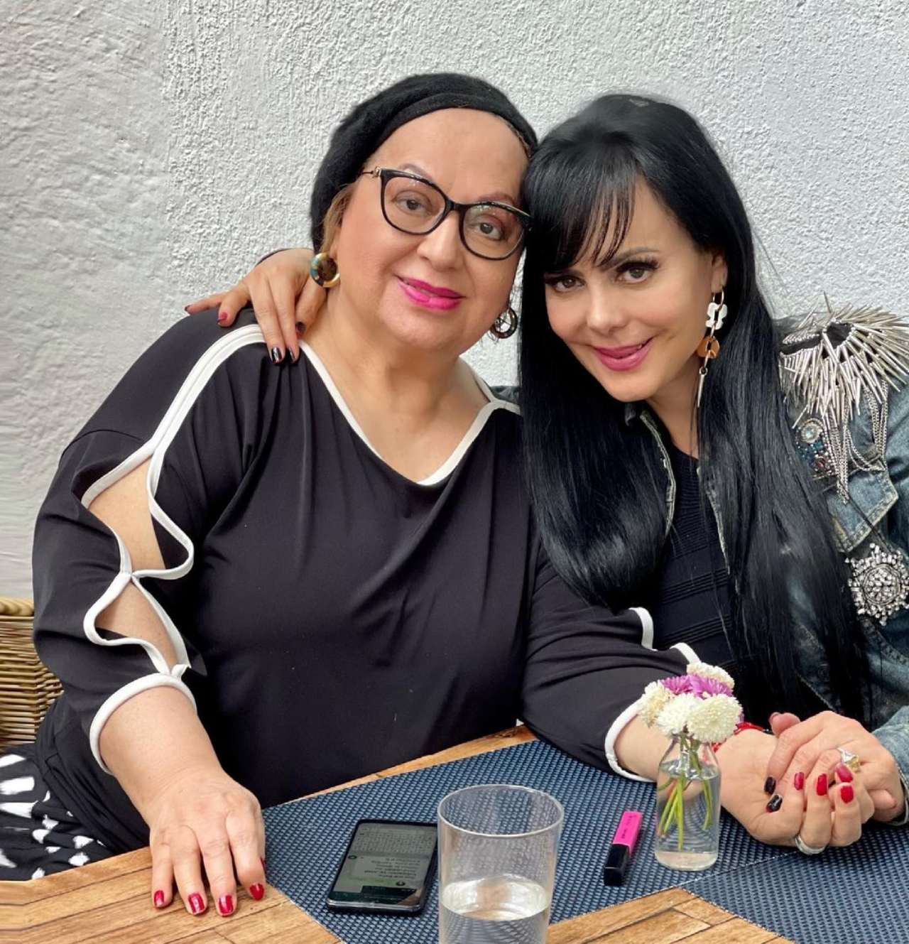 Hermana mama Maribel Guardia luce joven