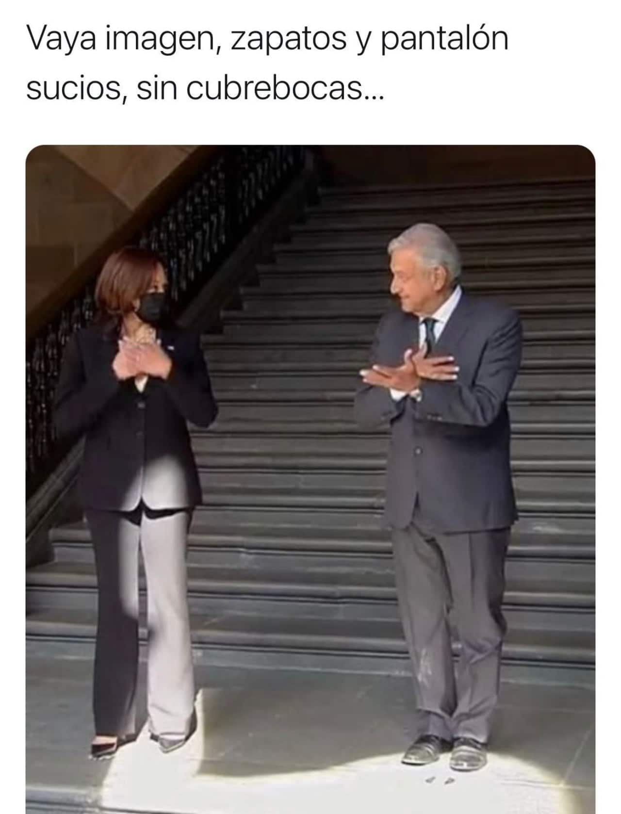 Meme imagen AMLO recibiendo Kamala Harris