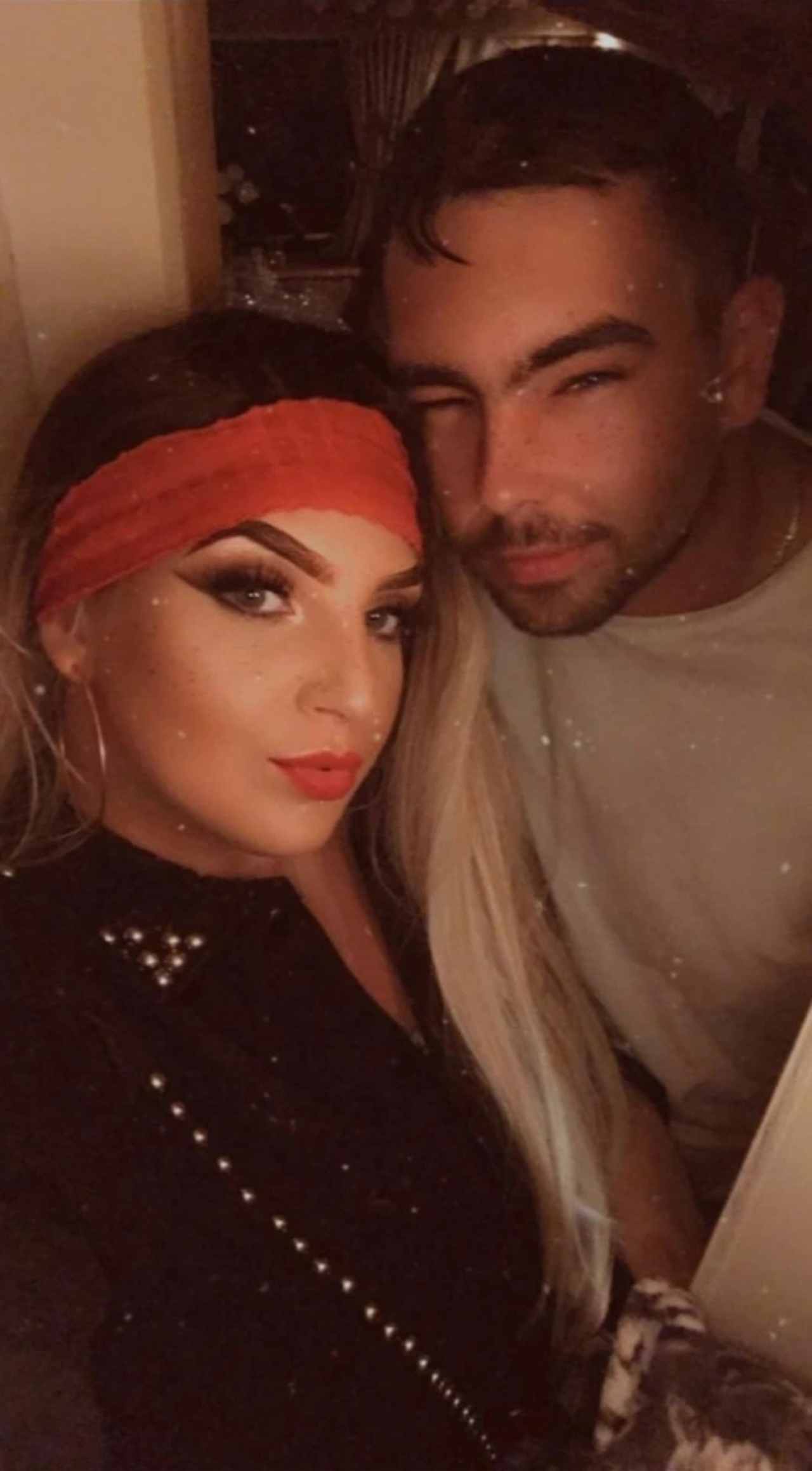 Mujer gitana no deja a su esposo hacer nada