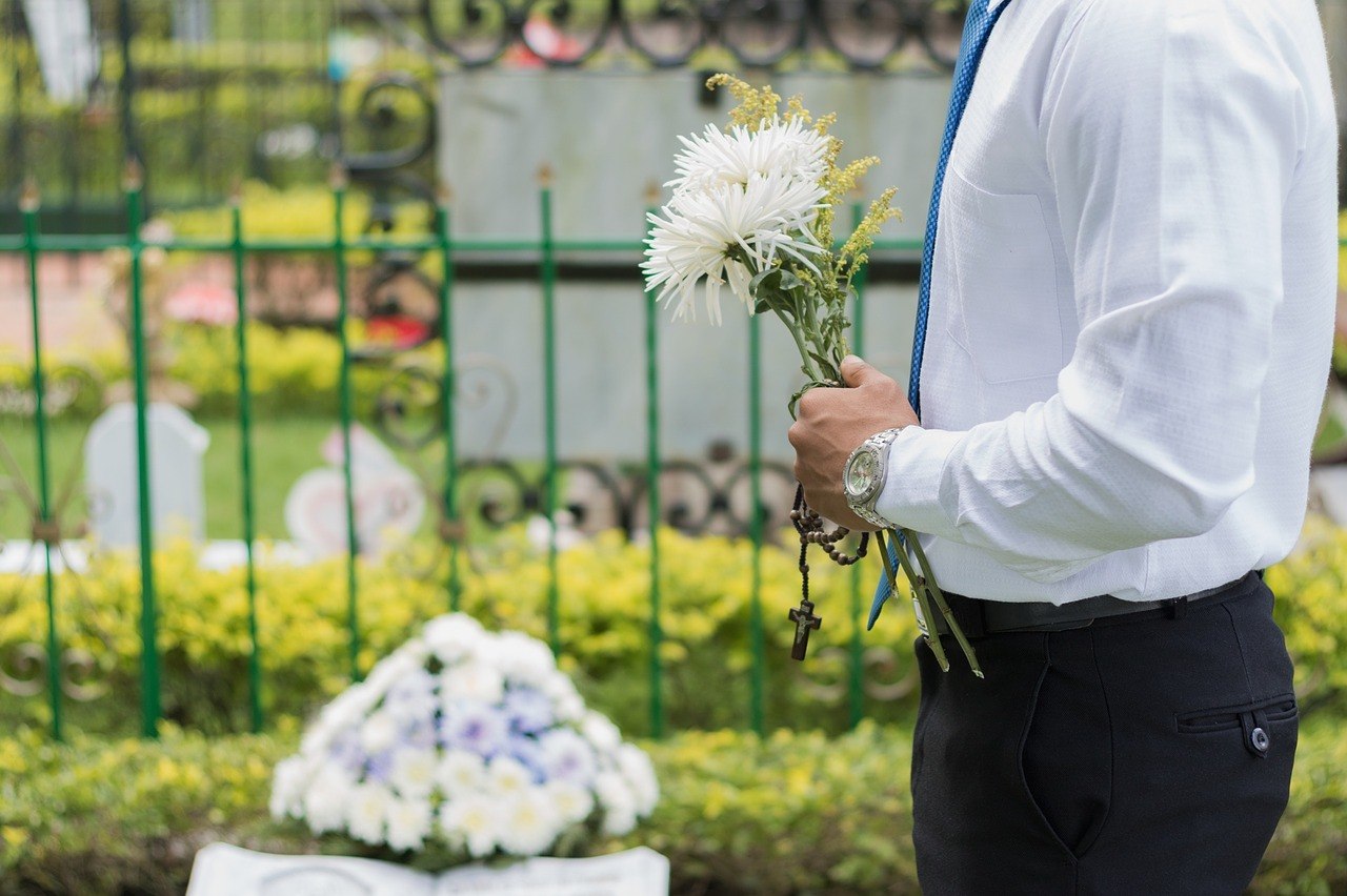 Mujer no invita a su familia a funeral