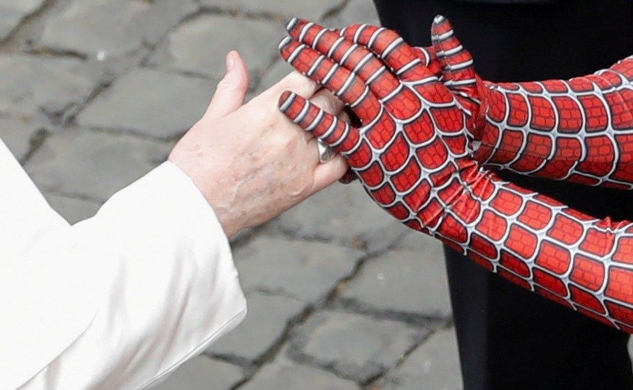 Spider-Man aparece en el Vaticano y saluda al Papa Francisco