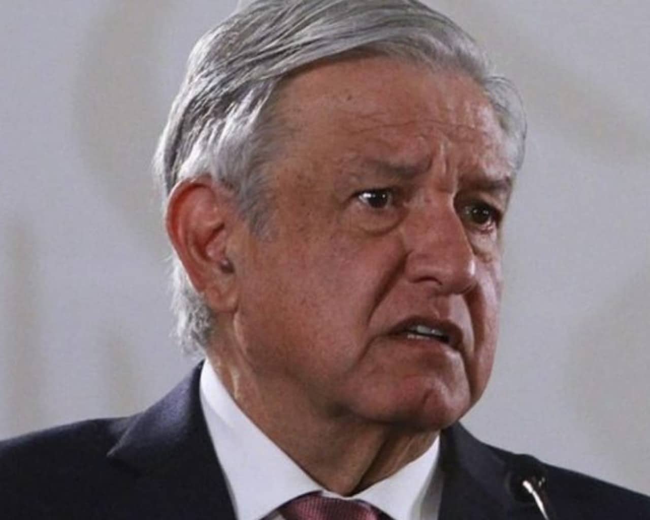 AMLo con cara de espantado