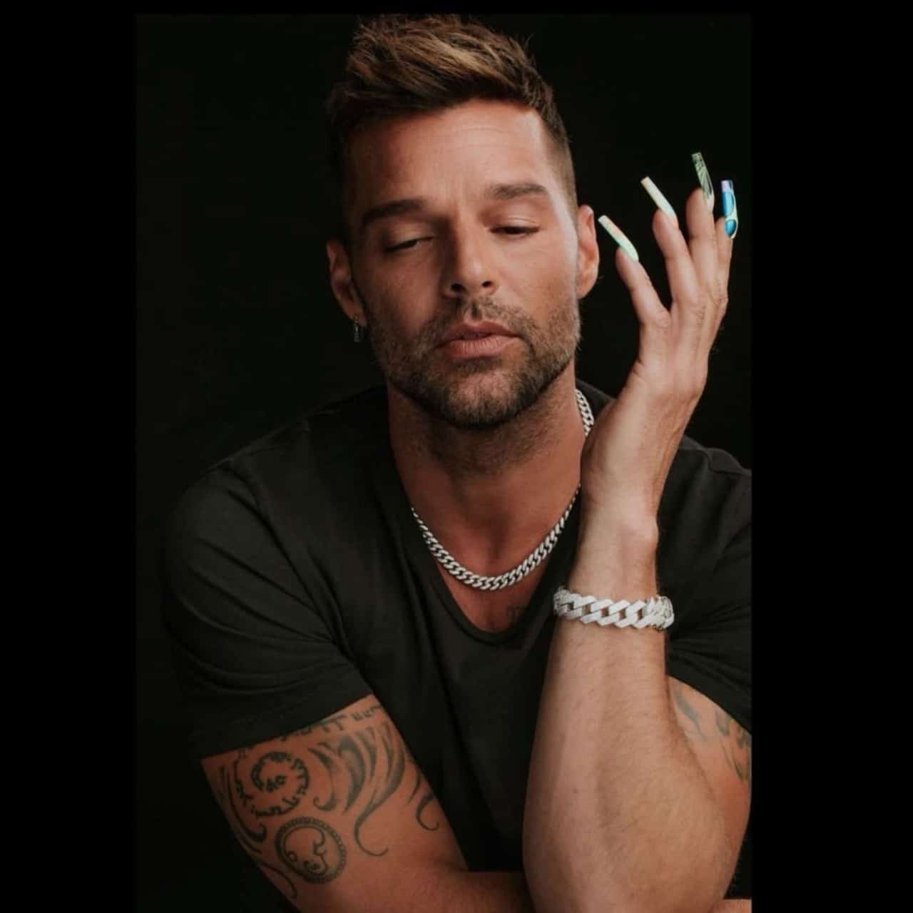 Ricky martin con unas largas postizas