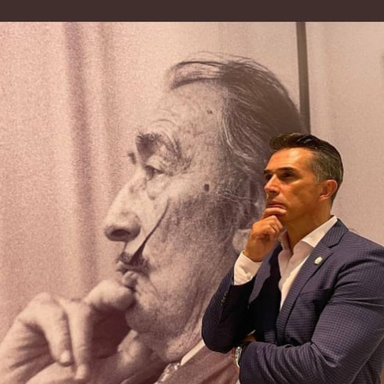 Sergio Mayer posando con Salvador Dali