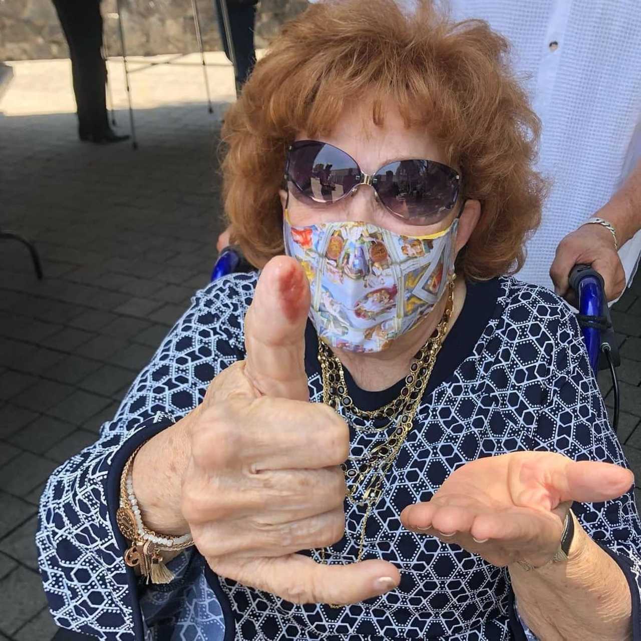 Silvia Pinal publica foto en Instagram con Enrique GuzmÃ¡n y la critican