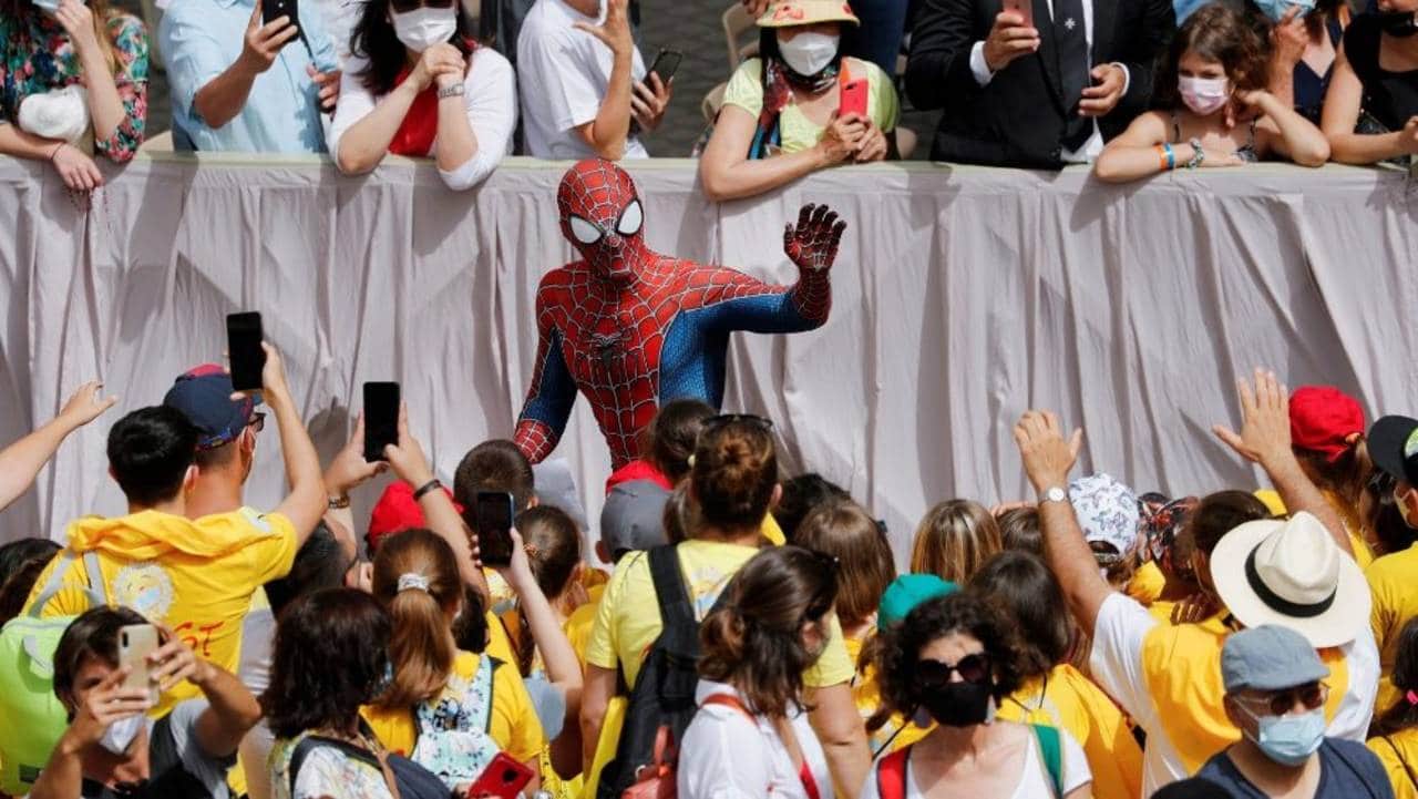 Spider-Man conversa con el Papa Francisco en el Vaticano