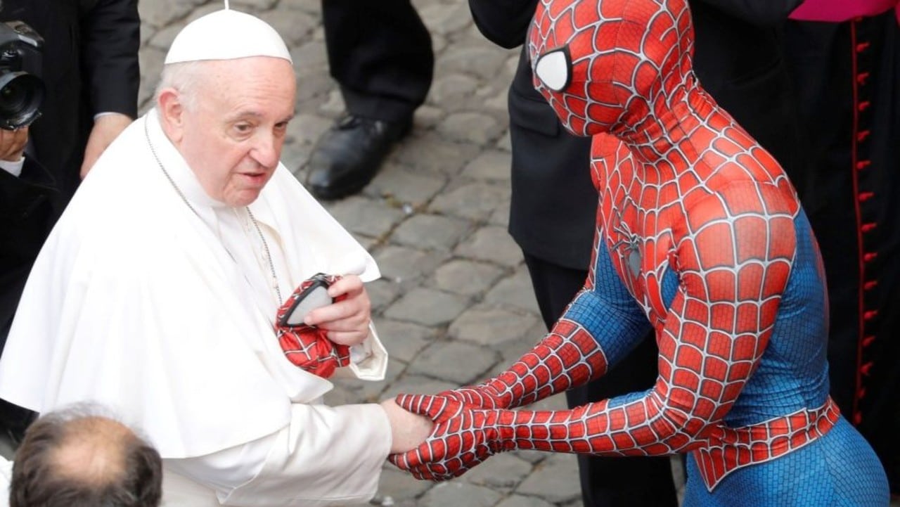 Spider-Man saluda al Papa Francisco