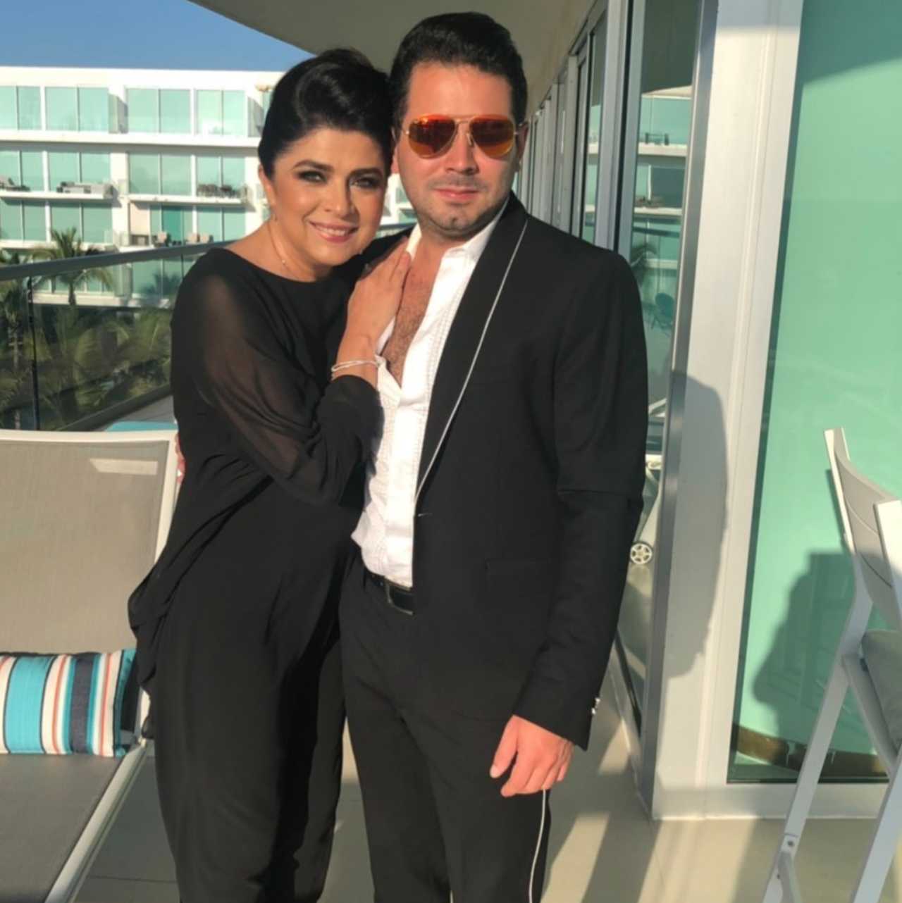 José Eduardo Derbez con su mamá