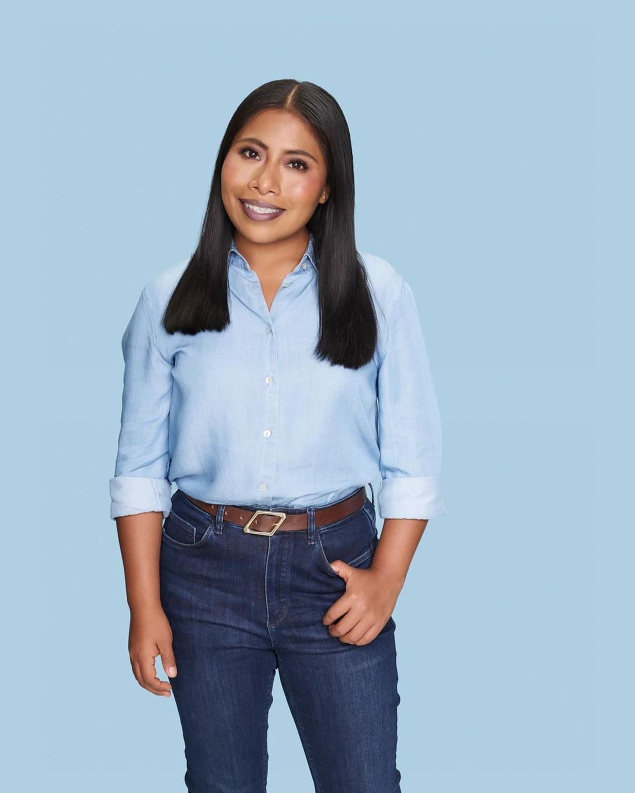 Yalitza Aparicio dona contra la deserción escolar