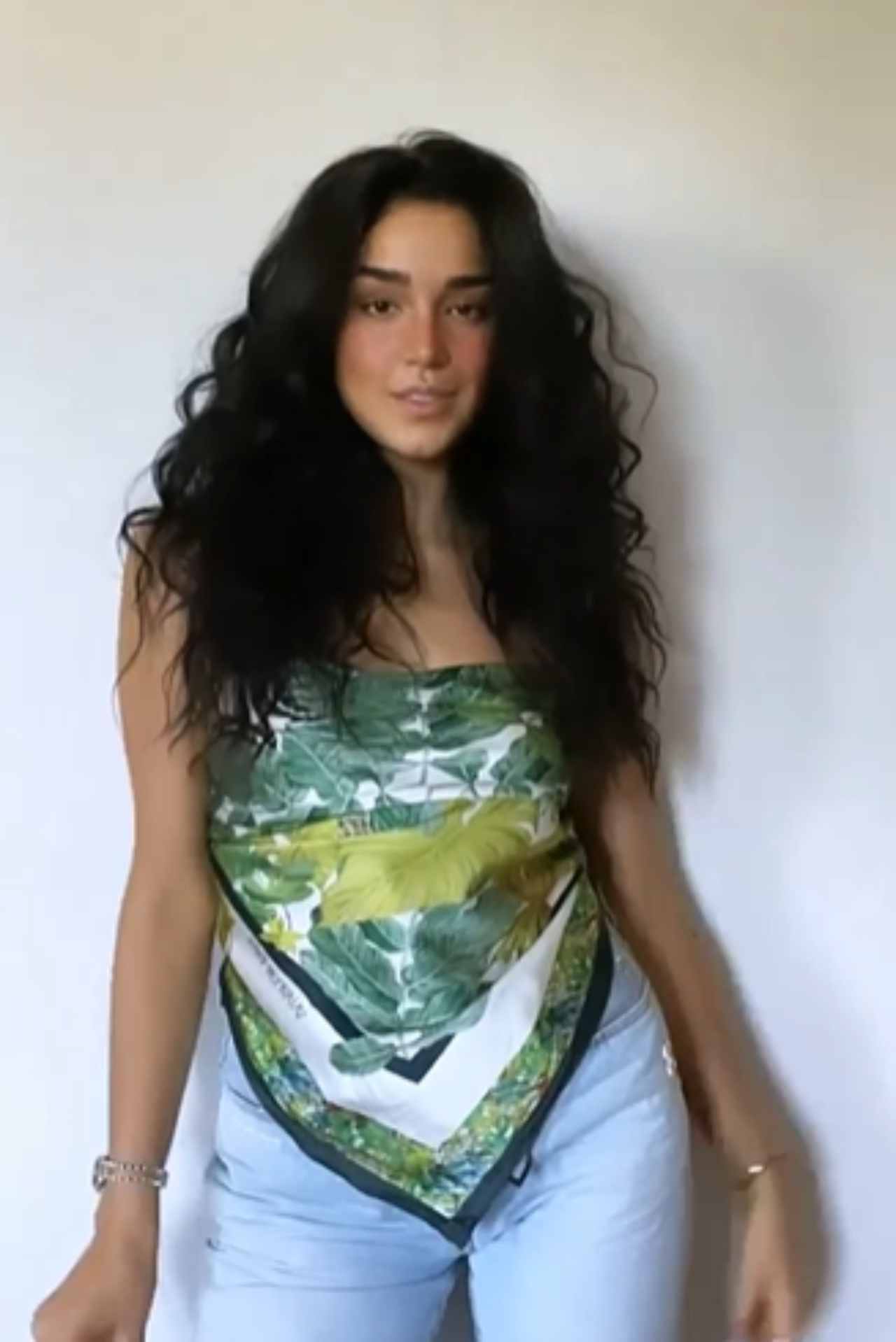 Ale Capetillo usa blusa como Ángela Aguilar