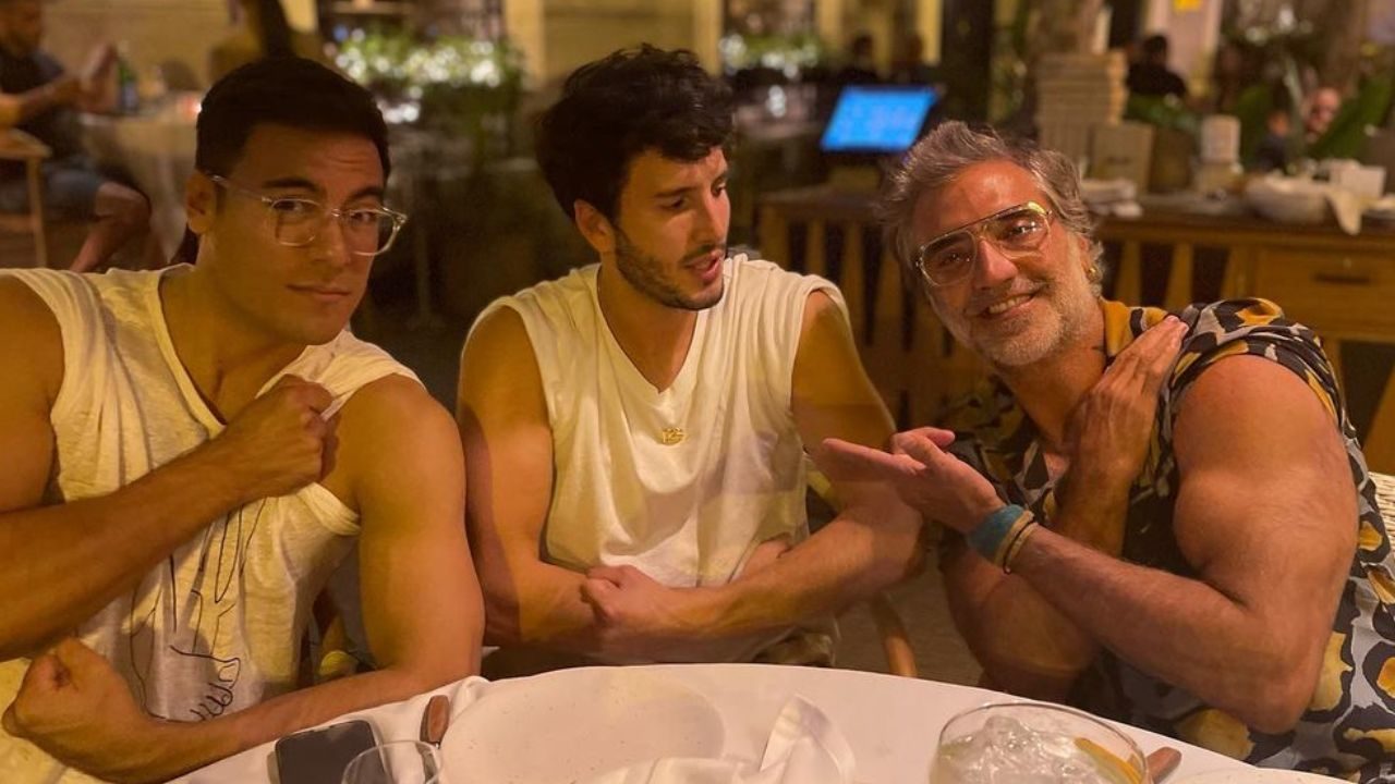 Alejandro Fernández humilla con sus brazotes a Sebastián Yatra y Carlos Rivera